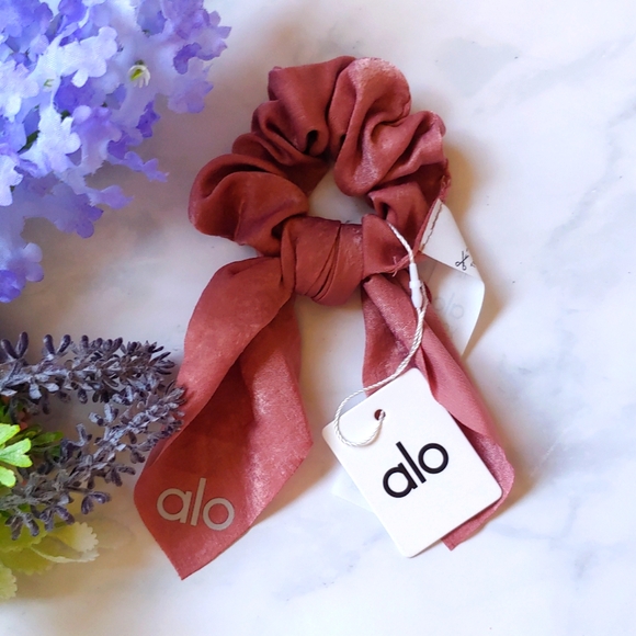 Alo Yoga Rhythm Scrunchie Love knot Bow In Pink OS - Picture 1 of 5